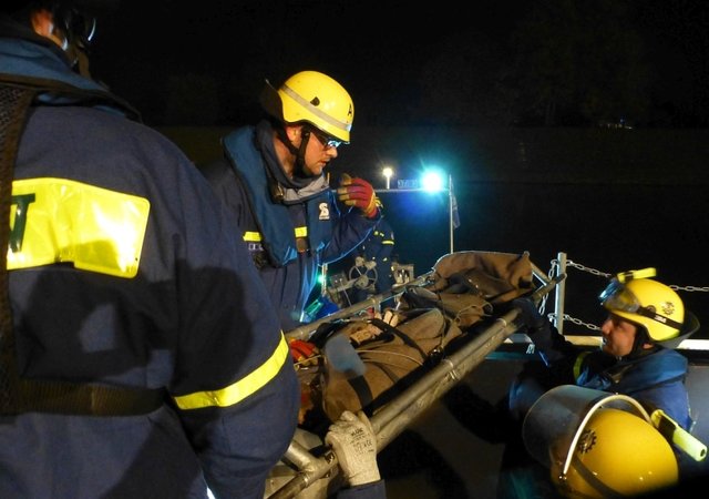 Rettung eines Patienten aus dem Schubleichter.