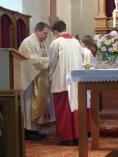 Aussenrenovierung St. Vitus Wenschdorf - Pfarrvikar Bernd Winter und Ministranten beim Abschlussgottesdienst