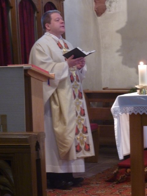 Aussenrenovierung St. Vitus Wenschdorf - Pfarrvikar Bernd Winter beim Abschlussgottesdienst