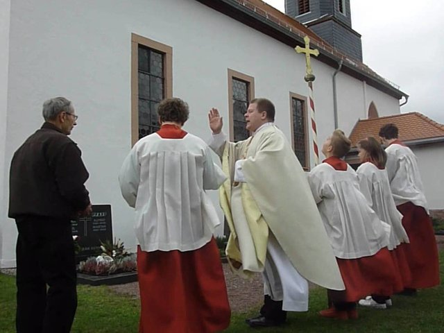 Aussenrenovierung St. Vitus Wenschdorf - Pfarrvikar Bernd Winter beim Segen