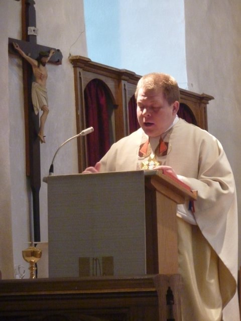 Aussenrenovierung St. Vitus Wenschdorf - Pfarrvikar Bernd Winter beim Abschlussgottesdienst