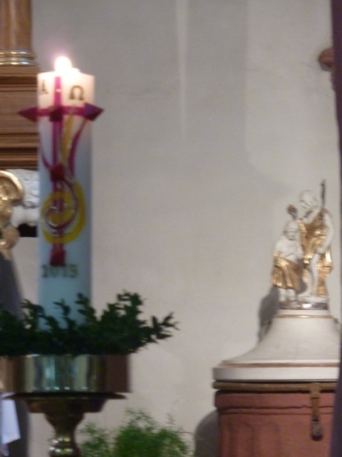 St. Vitus Wenschdorf - Taufstein mit Osterkerze