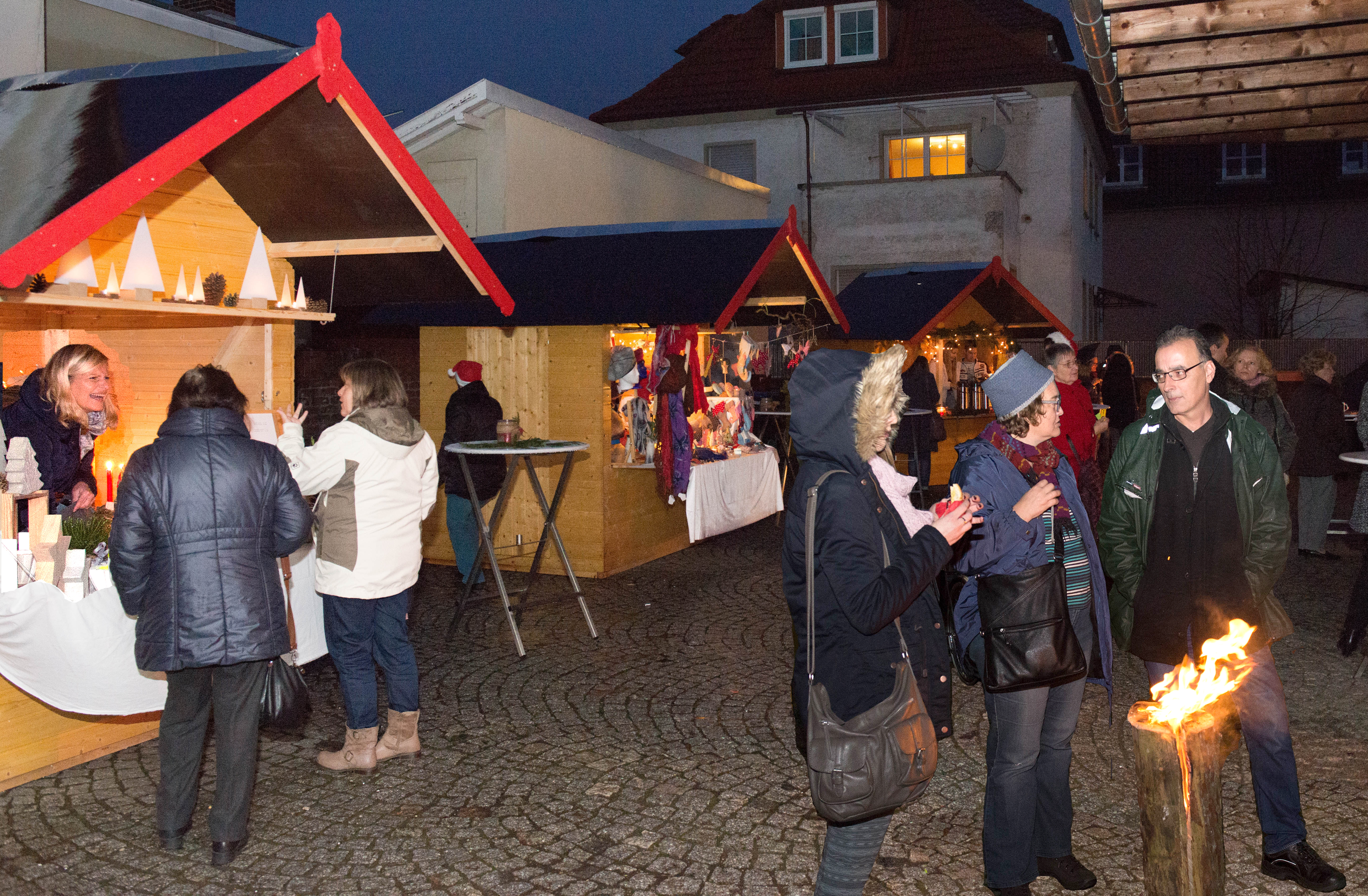 Schöne Stimmung beim Wintermarkt der AWO in der Brückenstraße mit Budenzauber und Schwedenfeuer.