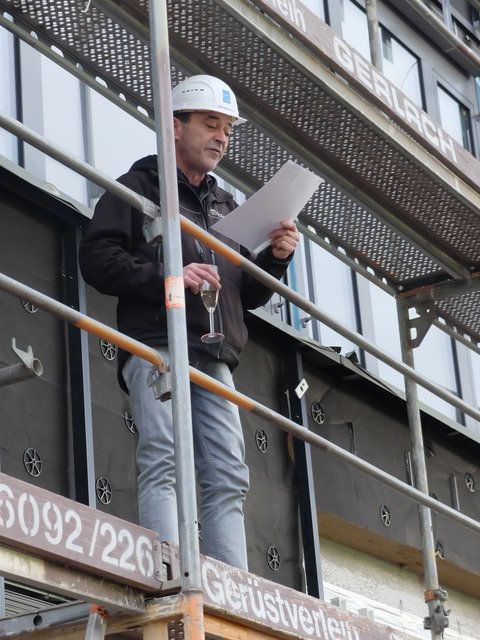 Matthias Robinski (Firma Goldbeck) zelebrierte feierlich den Richtspruch.