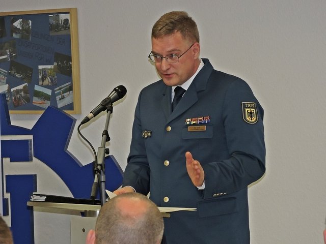 THW Landesbeauftragter Dr. Voß hält die Laudatio.