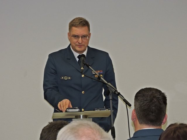 THW Landesbeauftragter Dr. Voß hält die Laudatio.