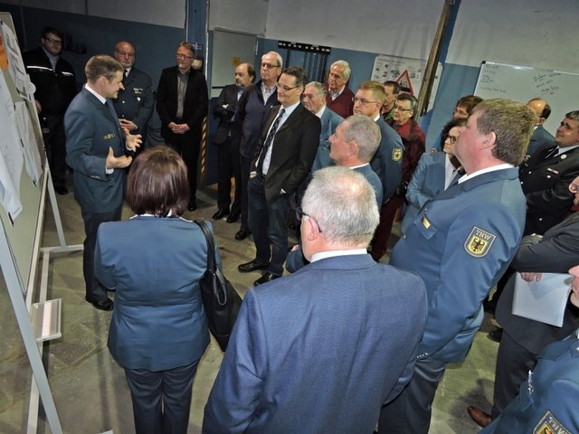 Ortsbeauftragter Stefan Wolf stellt in der Werkhalle den Neubau des THW's vor.