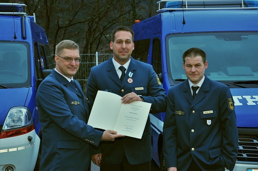 Feierliche Übergabe der Ehrenurkunde - zu sehen: Landesbeauftragter Dr. Voß, Michael Wasserer sowie Stefan Wolf (Ortsbeauftragter)