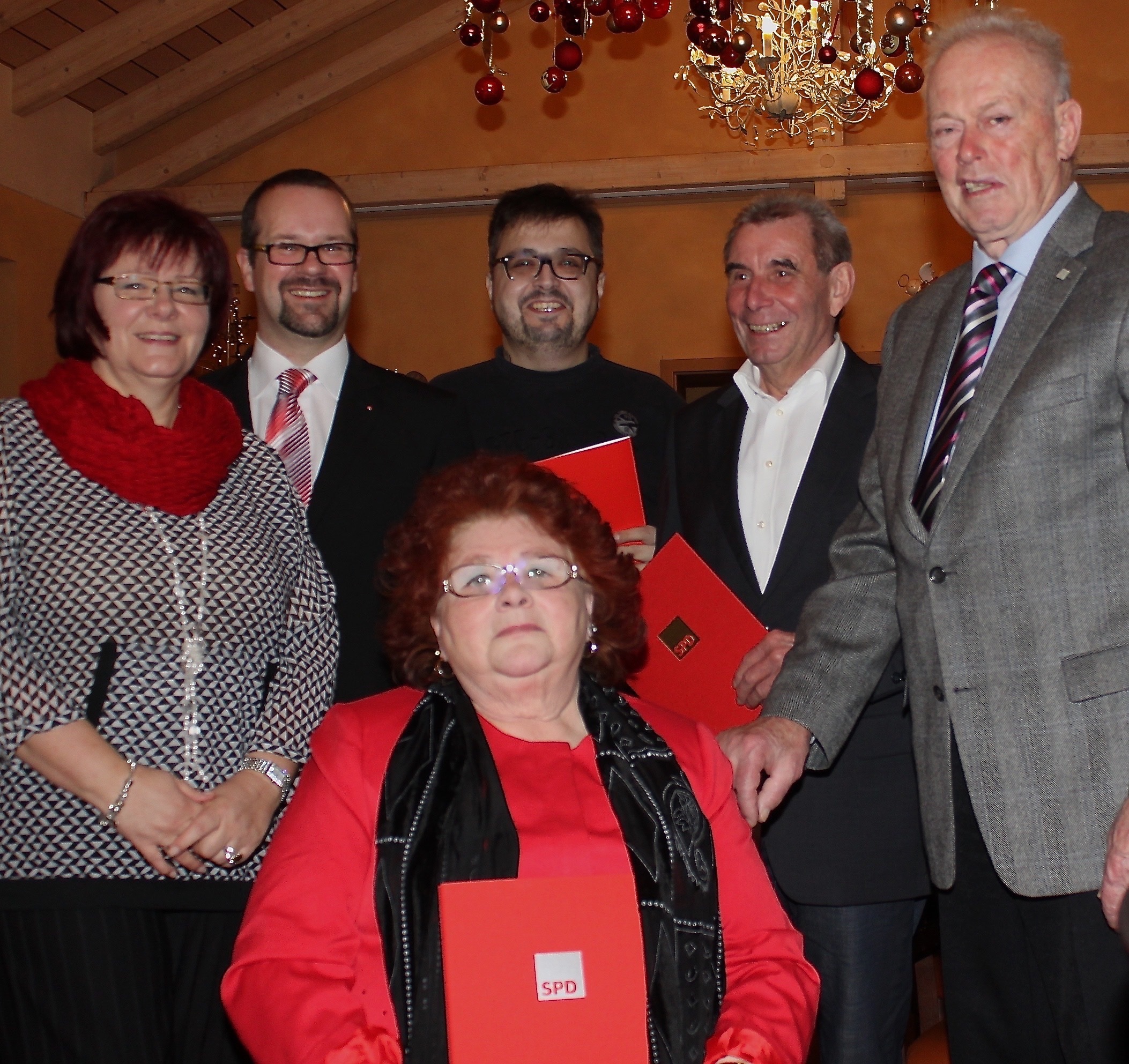 Ehrungen bei der Bürgstädter SPD: von links SPD-Ortsvorsitzende Martina Tommasei, , SPD-Kreisvorsitzender Thorsten Meyerer, Edi Piliposdoglu, Karlheinz Breunig, Peter Meisenzahl und im Vordergrund Ursula Meisenzahl.