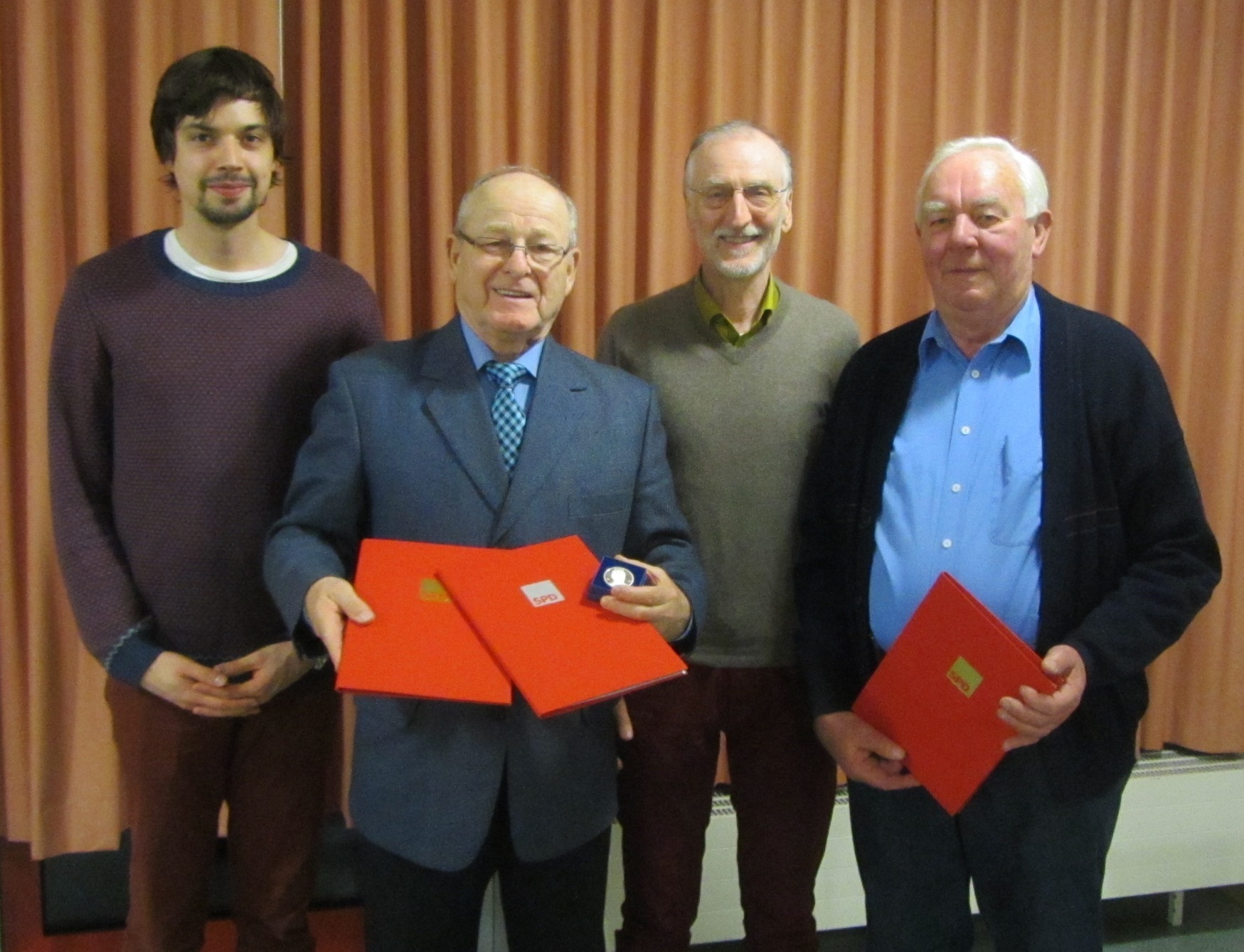 SPD-Geschäftsführer Max Dörflein, Manfred Müller (40 Jahre SPD-Mitglied), Dr. Reinhard Böhlau, Anton Oberle (50 Jahre SPD-Mitglied)
