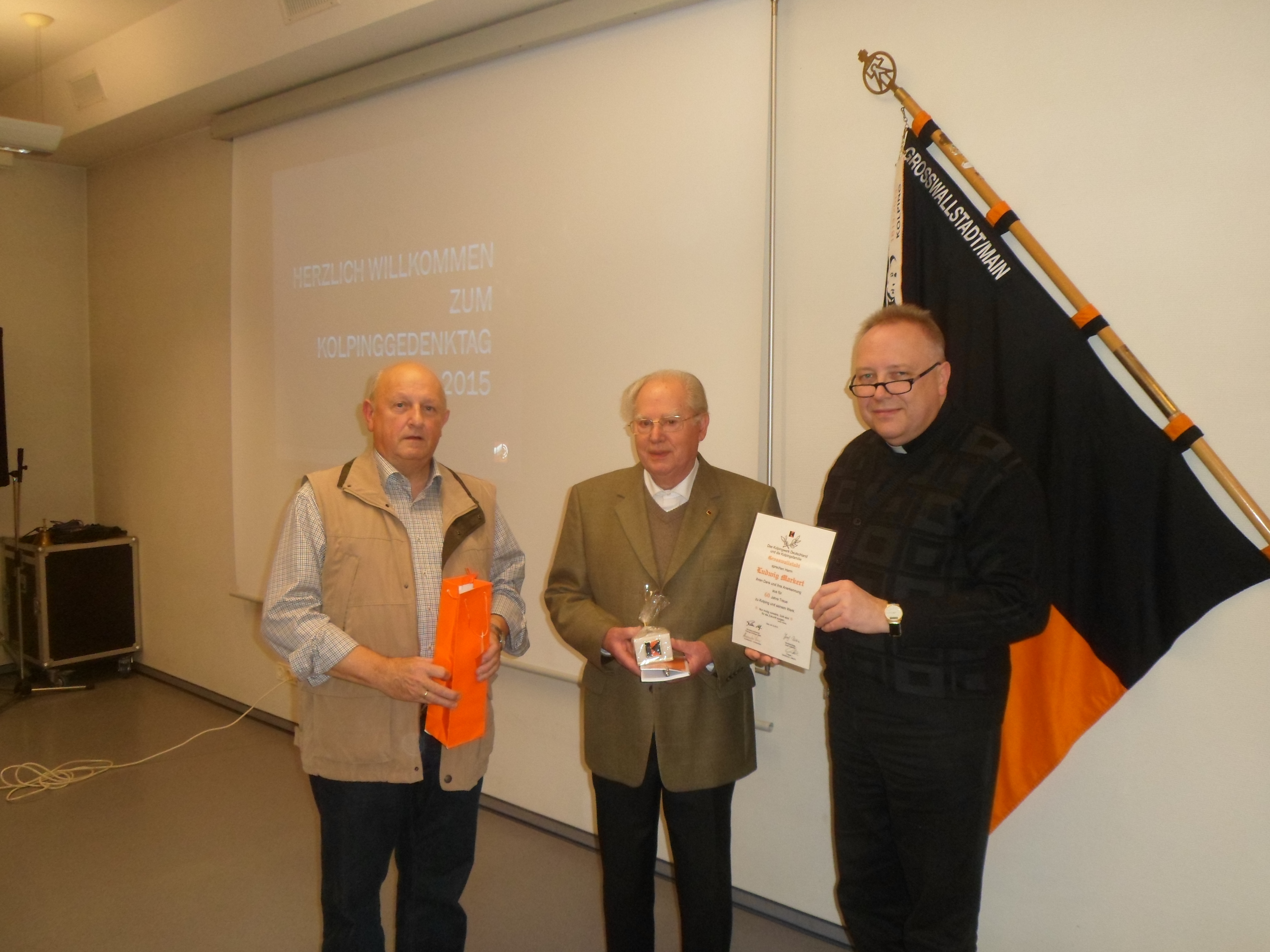 1. Vorsitzender Alexander Sam (links) und Präses Pfarrer Haas (rechts) ehren Ludwig Markert.