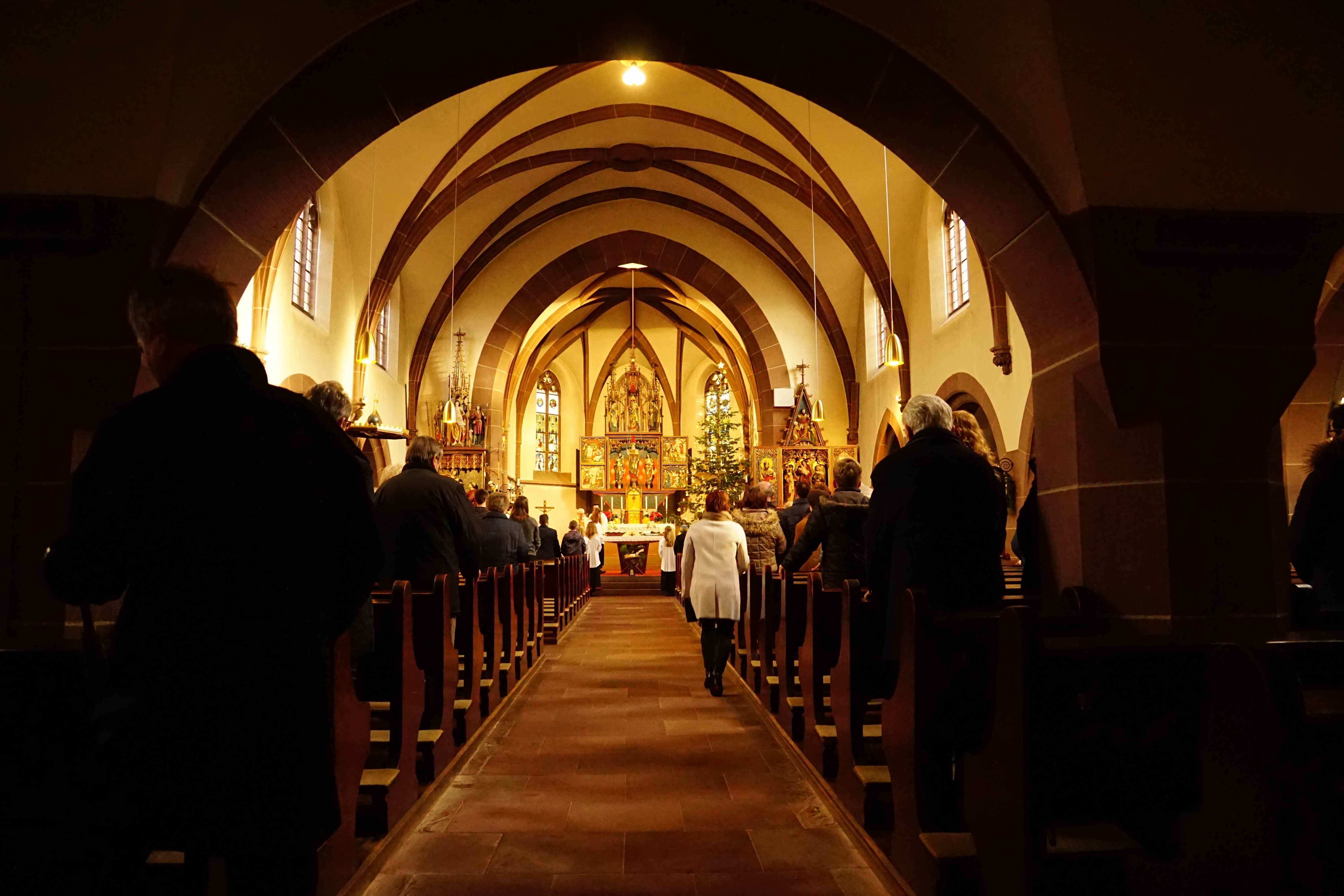 Blick in die Eichenbühler Pfarrkirche "St. Cäcilia" am ersten Weihnachtsfeiertag.