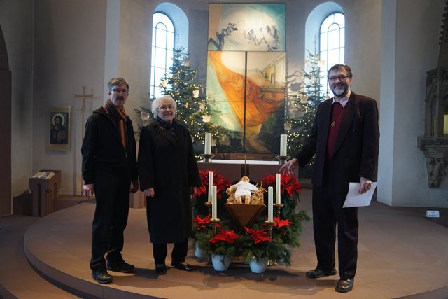 Stadtpfarrer Dr. Hermann Steinert (rechts) mit Mesner Martin Winkler (links)  und Frau Maria Trunk (Mitte).