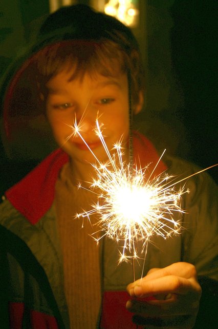 Kleines Wunderkerzen-Feuerwerk an Silvester.