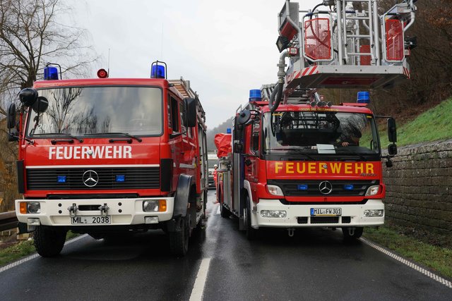 Mustergültiges Rückwärts-Rangieren - zunächst horizontal, dann hangabwärts - zur Brandstelle.