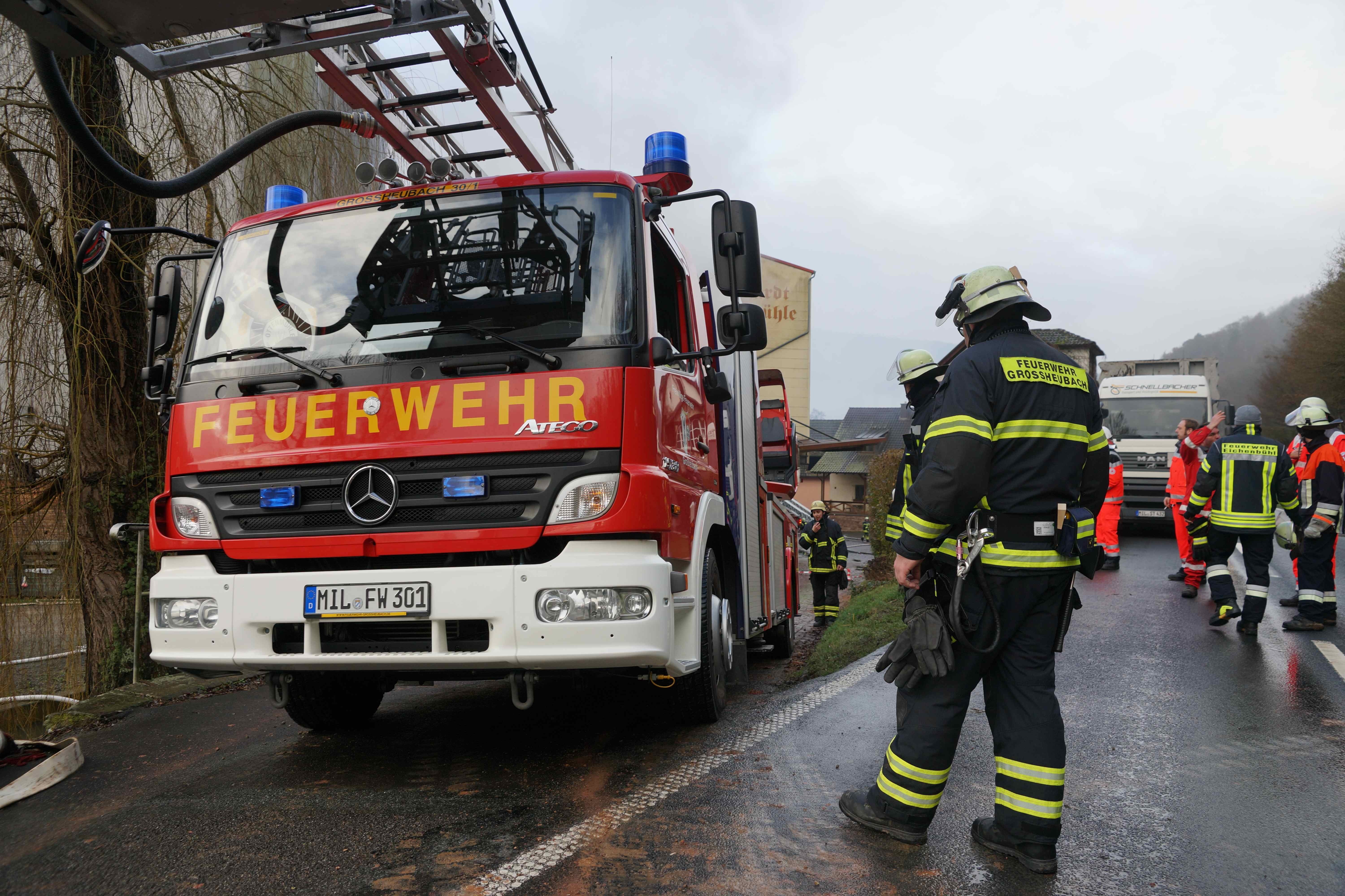 Bewundernswert war das Engagement der mehr als 150 ehrenamtlichen Feuerwehrleute, die vom Dreikönigstag-Morgen bis zum Abend (oder noch länger) hier an der Ottenmühle tatkräftige Hilfe mit großem Know-How leisteten!