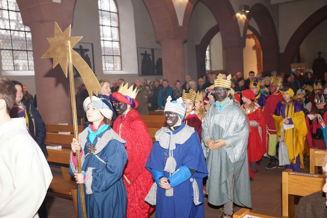 Sternsinger - Beim Einzug in die Miltenberger Stadtpfarrkirche am Dreikönigstag 2016.