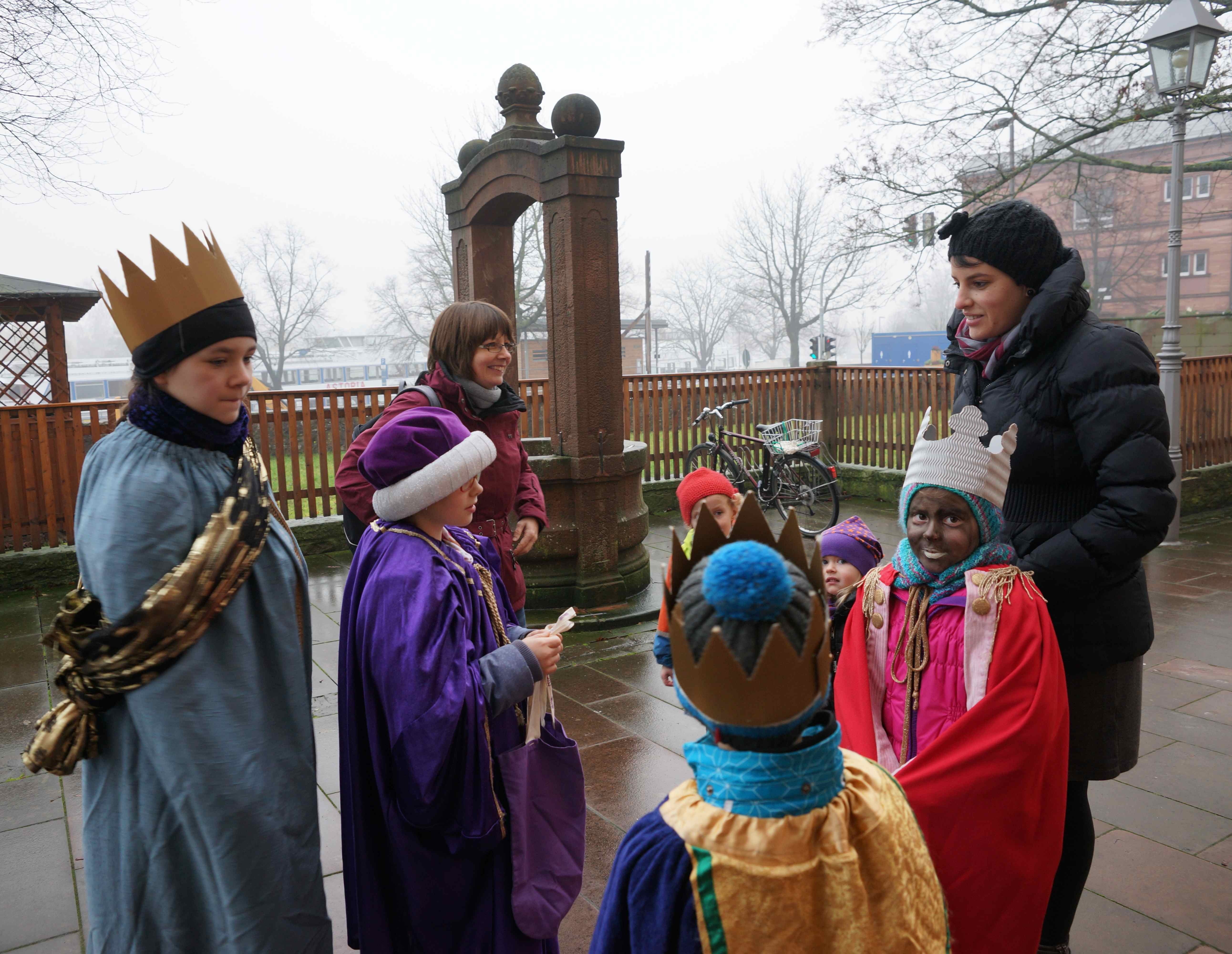 In mehreren Gruppen trugen Miltenberger Kinder als farbenprächtige Sternsinger nach dem sehr gut vorbereiteten Aussendungsgottesdienst mit Betreuerinnen die frohe Botschaft in die Häuser der Stadt, wie gleichaltrige Kinder in anderen Orten.
