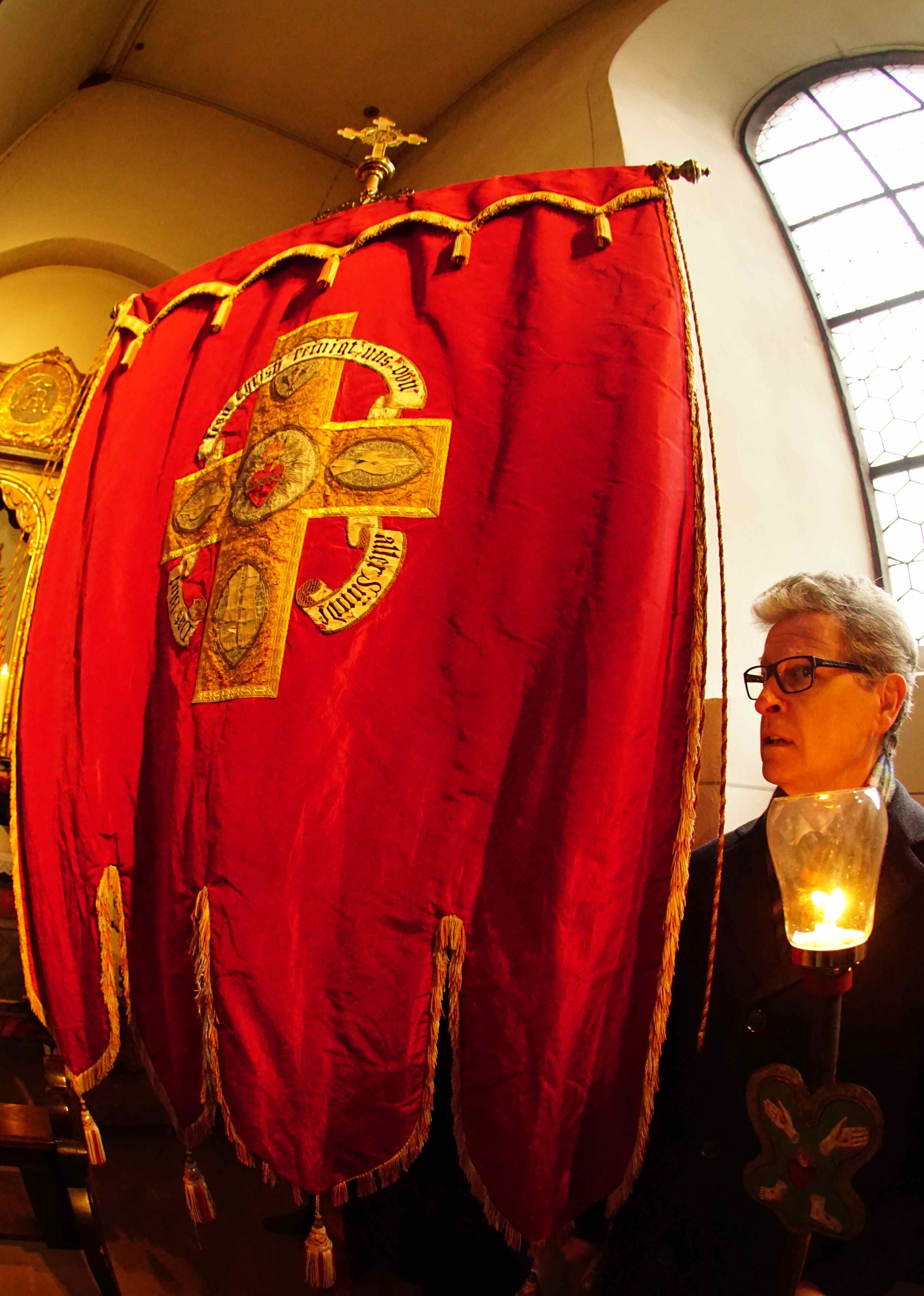 Die Fünf-Wunden-Bruderschaft in Miltenberg ist etwas Besonderes.
Sie ist eine der letzten noch bestehenden Laien-Organisationen, die seit der frühen Neuzeit vielerorts von den Franziskanern oder von anderen Ordensgemeinschaft gegründet worden waren.