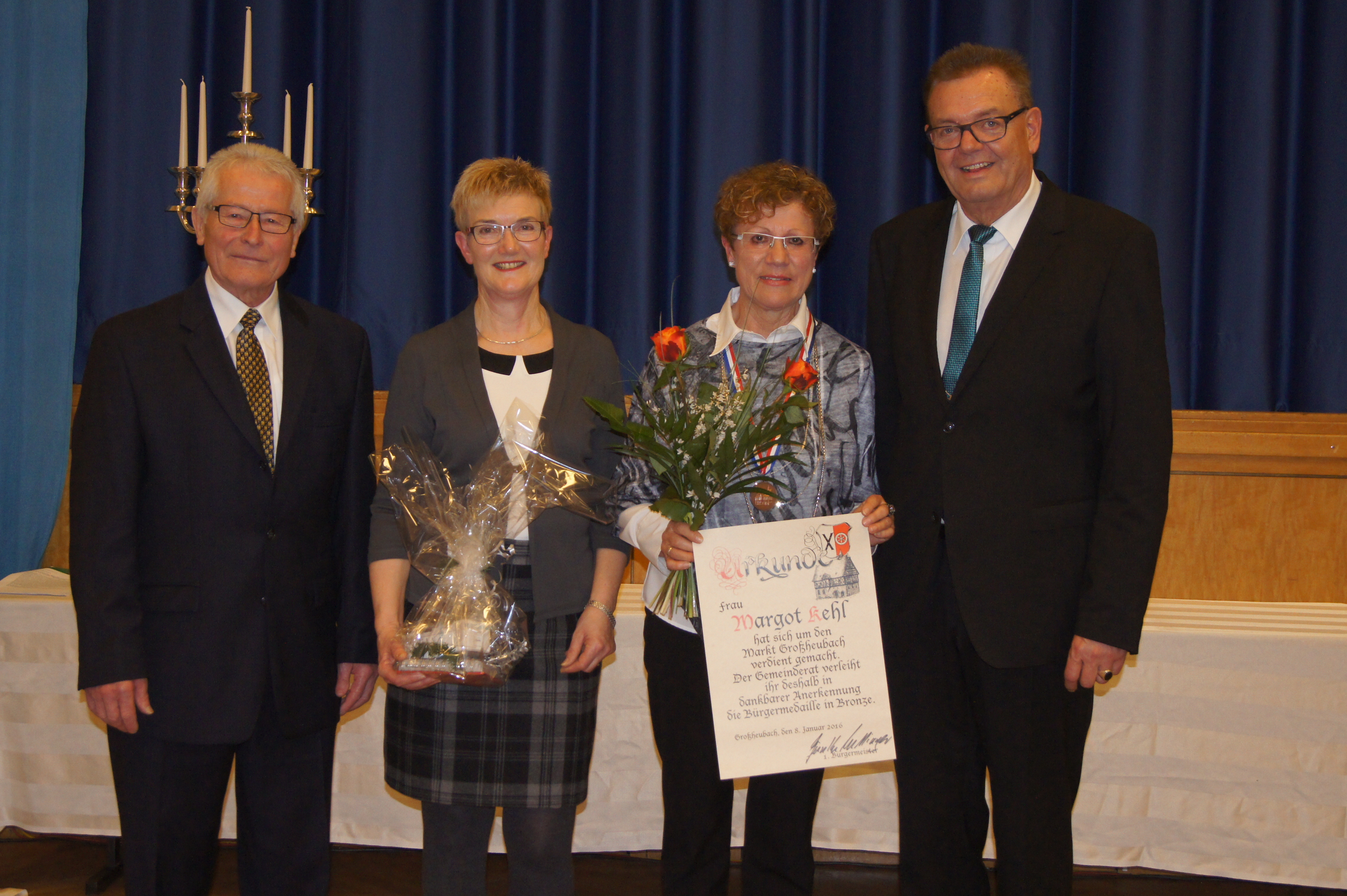 Margot Kehl (zweite von rechts) wurde von Bürgermeister Günther Oettinger (rechts) mit der Bürgermedaille ausgezeichnet. Der Ehrenvorsitzende des Sängerkreises Miltenberg Otto Büchner (links) und die 2. Vorsitzende der Chorvereinigung Großheubach Andrea Stapf (zweite von links) gratulierten Margot Kehl zur Auszeichnung.