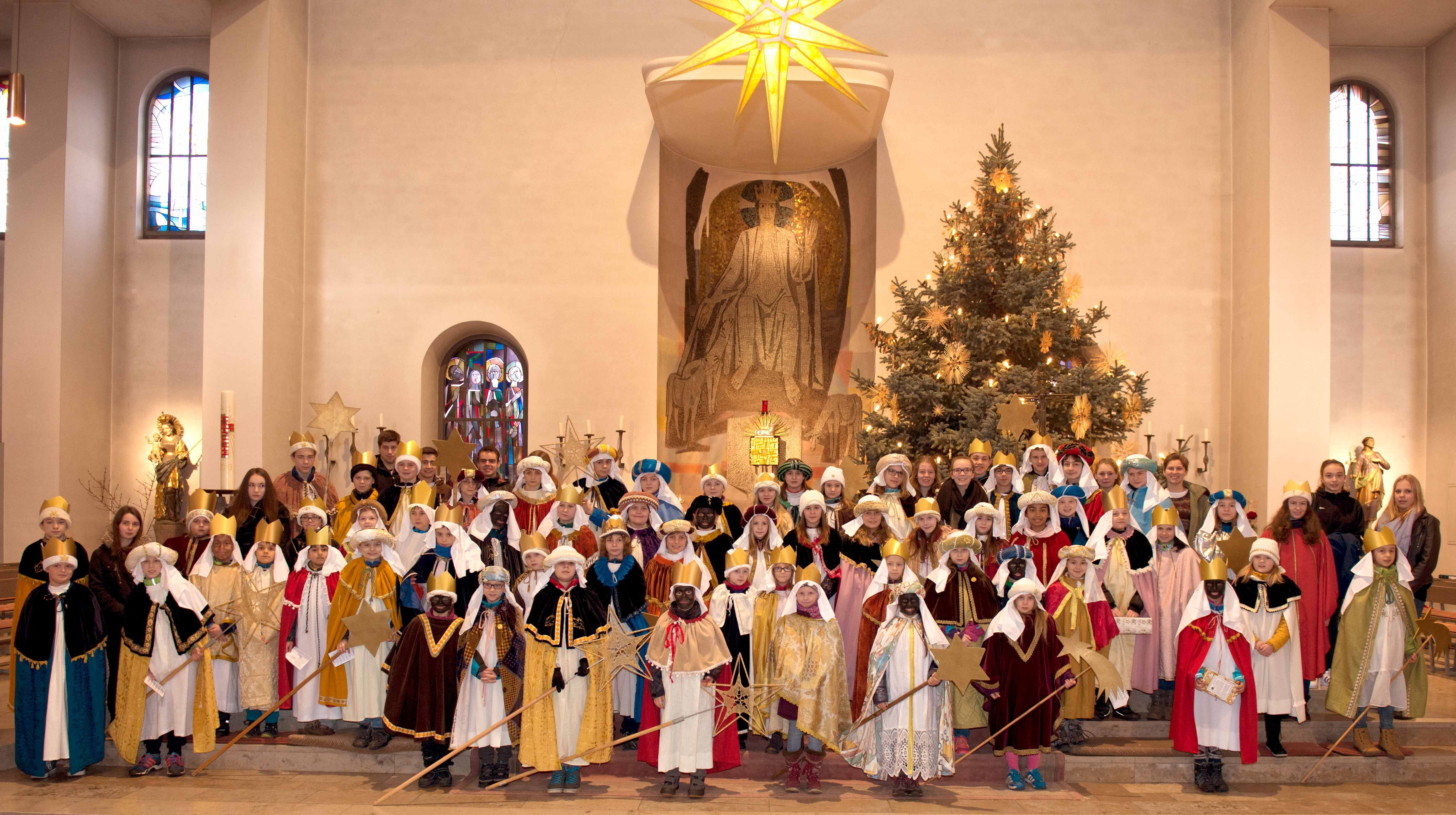 Gruppenbild aller Könige und ihren Begleitern im Anschluss an den Aussendungsgottesdienst