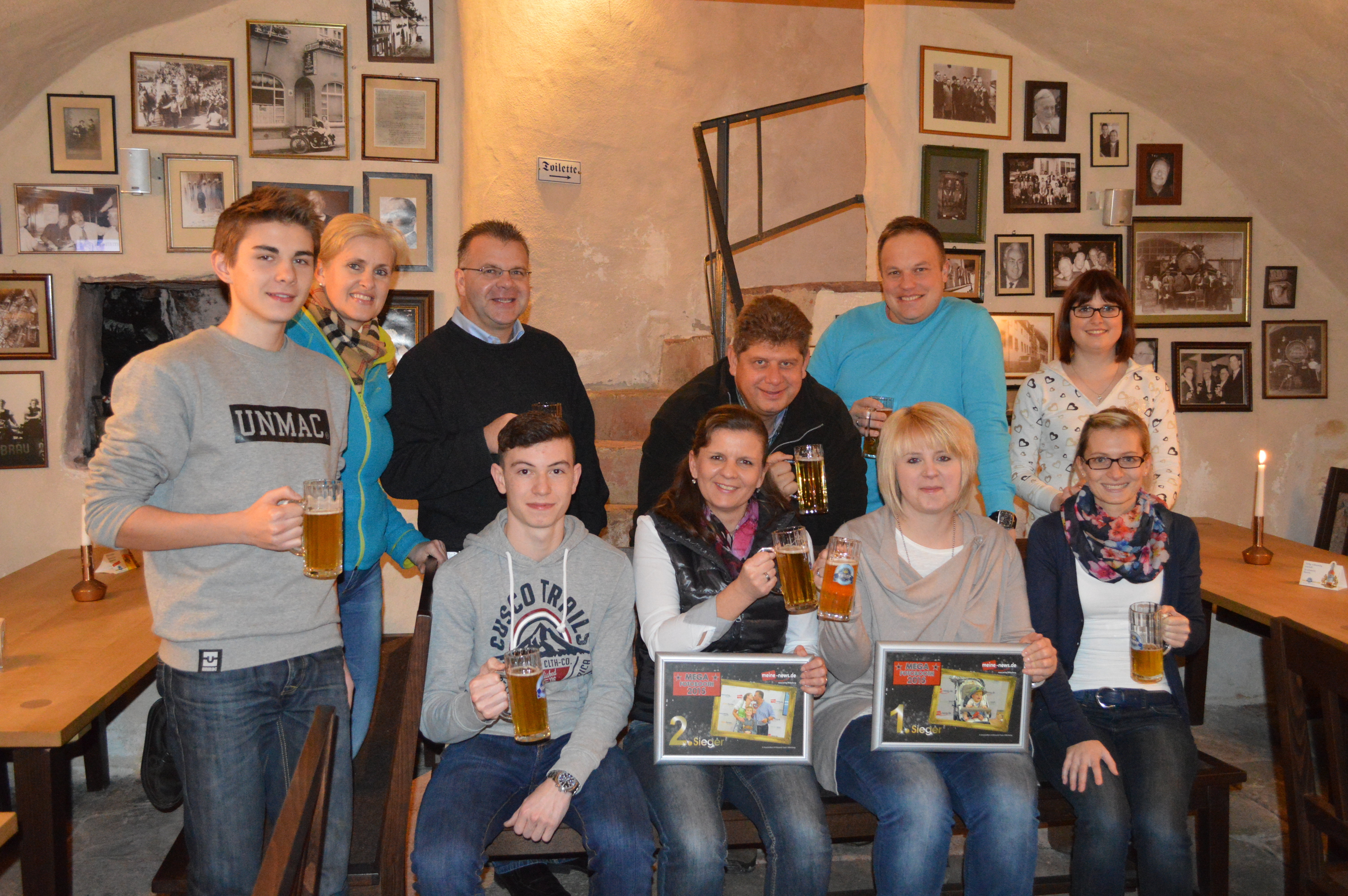 Die Gewinner des Michaelismesse-Fotobooth vom News Verlag trafen sich mit zahlreichen Freunden am 9. Januar 2016 zur zünftigen Brauereiführung in der Brauerei Faust in Miltenberg. Jasmina Dauber (2. von rechts) und Sabrine Ulrich (3. von rechts) stießen auf einen schönen gemeinsamen Abend an.