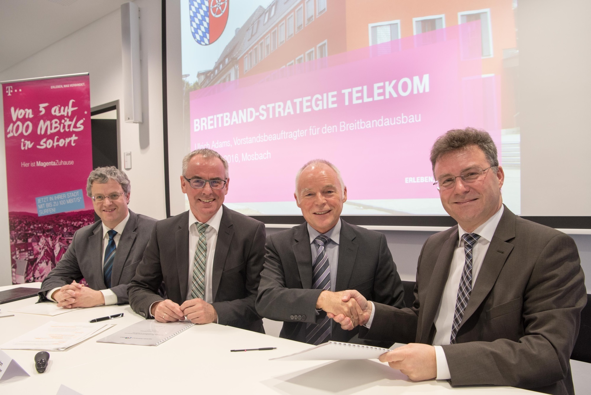 Vertragsunterzeichnung durch (v. r.) Landrat Dr. Achim Brötel, den Konzernbeauftragten der Telekom für den Breitbandausbau Ulrich Adams und den Leiter der Technik Niederlassung Südwest der Telekom Frank Bothe im Beisein des Kreisvorsitzenden des Gemeindetags Bürgermeister Thomas Ludwig.
