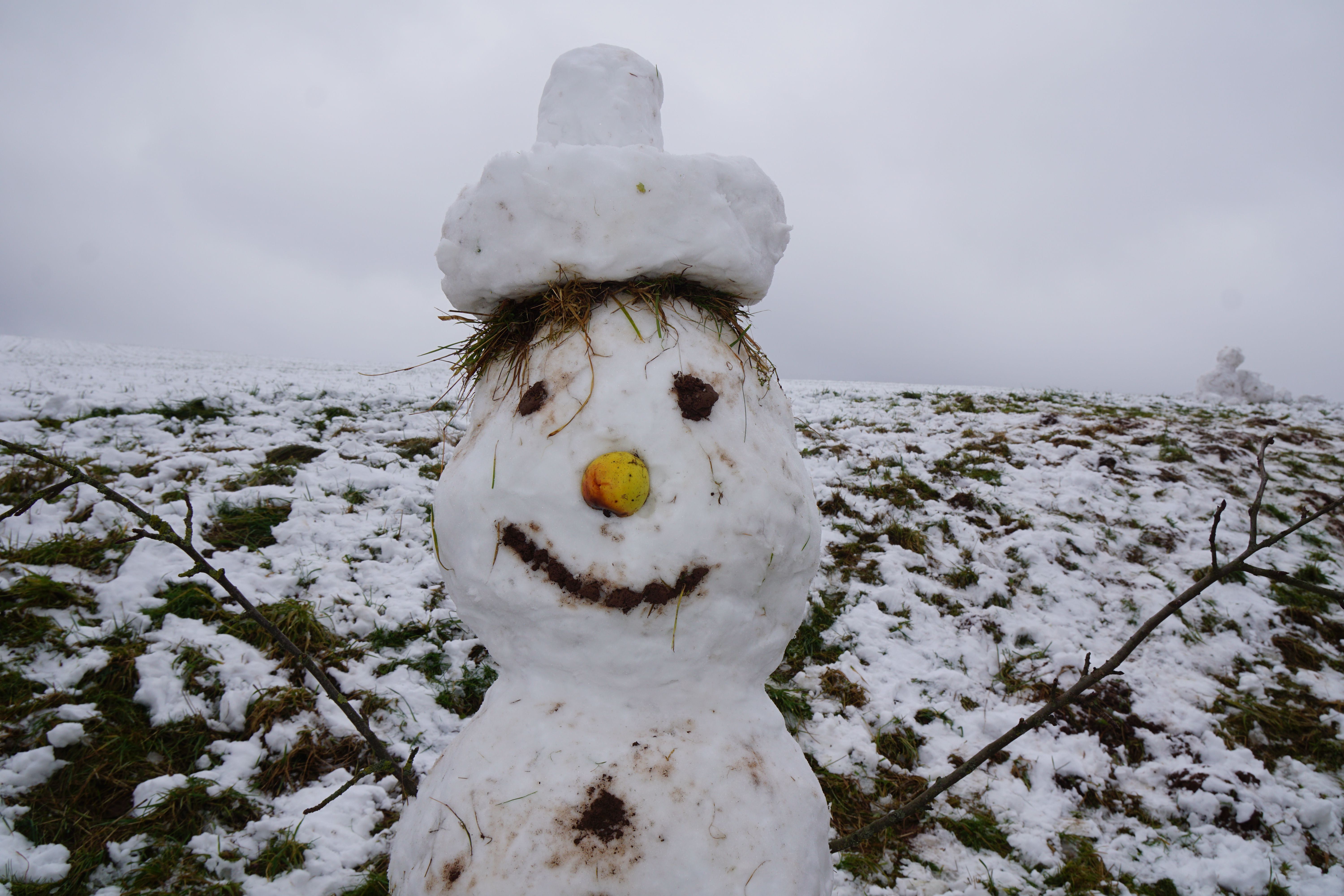 Nach dem bisherigen warmen und verregneten Winter überwiegt dennoch der Spaß über die neue, weiße Pracht vor allem bei Kindern. Doch zum Skifahren und Rodeln reicht es wohl im Moment noch nicht!