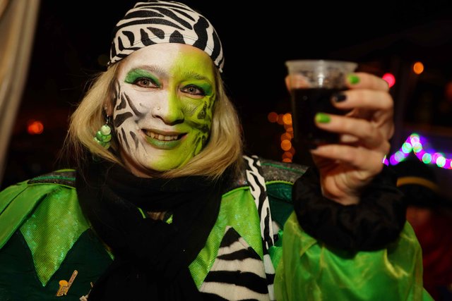Schnee en masse und Temperaturen leicht unter dem Gefrierpunkt hielten die Odenwald-Narren rund um Limbach (bei Buchen in Baden) nicht davon ab, ihren inzwischen schon zweiten, bestens organisierten Nachtumzug durchzuführen. Unser Reporter hatte bei der An- und Rückfahrt so seine Mühe, in Limbach wollte man ihn nicht nur wegen des Schmuddelwetters  gar nicht mehr fortlassen!