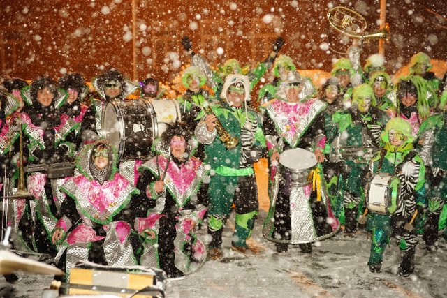 Schnee en masse und Temperaturen leicht unter dem Gefrierpunkt hielten die Odenwald-Narren rund um Limbach (bei Buchen in Baden) nicht davon ab, ihren inzwischen schon zweiten, bestens organisierten Nachtumzug durchzuführen. Unser Reporter hatte bei der An- und Rückfahrt so seine Mühe, in Limbach wollte man ihn nicht nur wegen des Schmuddelwetters  gar nicht mehr fortlassen!
