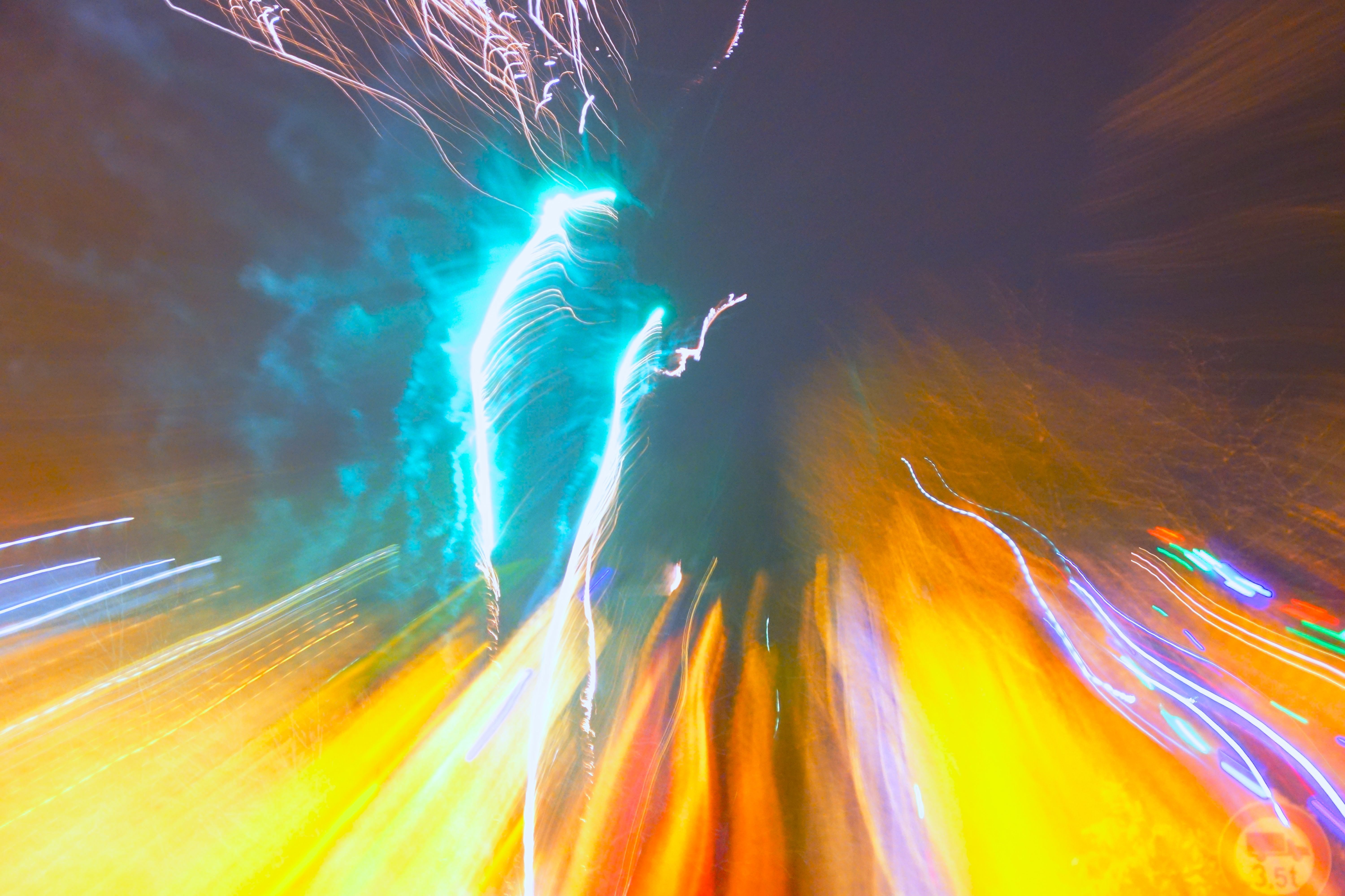 Märchenhaft und mythisch wirken andere Faschings-Figuren, die traum- oder trance-ähnlich nahezu in Zeitlupe (Slow-Motion) vom Punkt A zum Punkt B schweben und dem Nachtwandler ein nachhaltiges, sympathisches, unvergessliches Lächeln schenken.