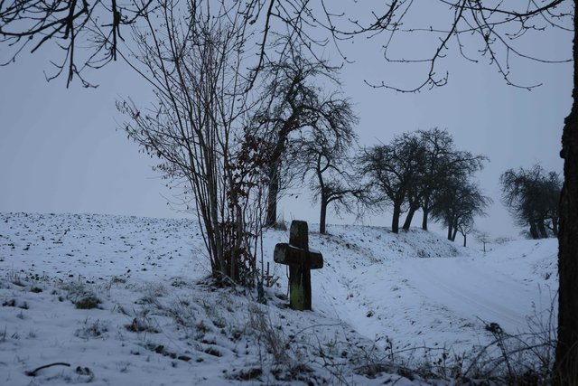 Altehrwürdige Stein-oder Sühnekreuze in der Region ragen kontrastartig aus der weißen Fläche deutlich hervor: sie sind recht alt und stammen wohl aus der Zeit des Dreißigjährigen Krieges - im 17. Jahrhundert.