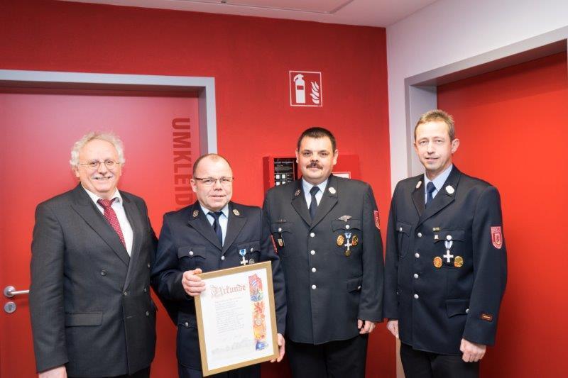 Auf dem Bild von links nach rechts: 2. Bürgermeister Jürgen Gunkelmann, Klaus Neumann, 1. Vorsitzender Holger Neef, 1. Kommandant Günter Jentzmik