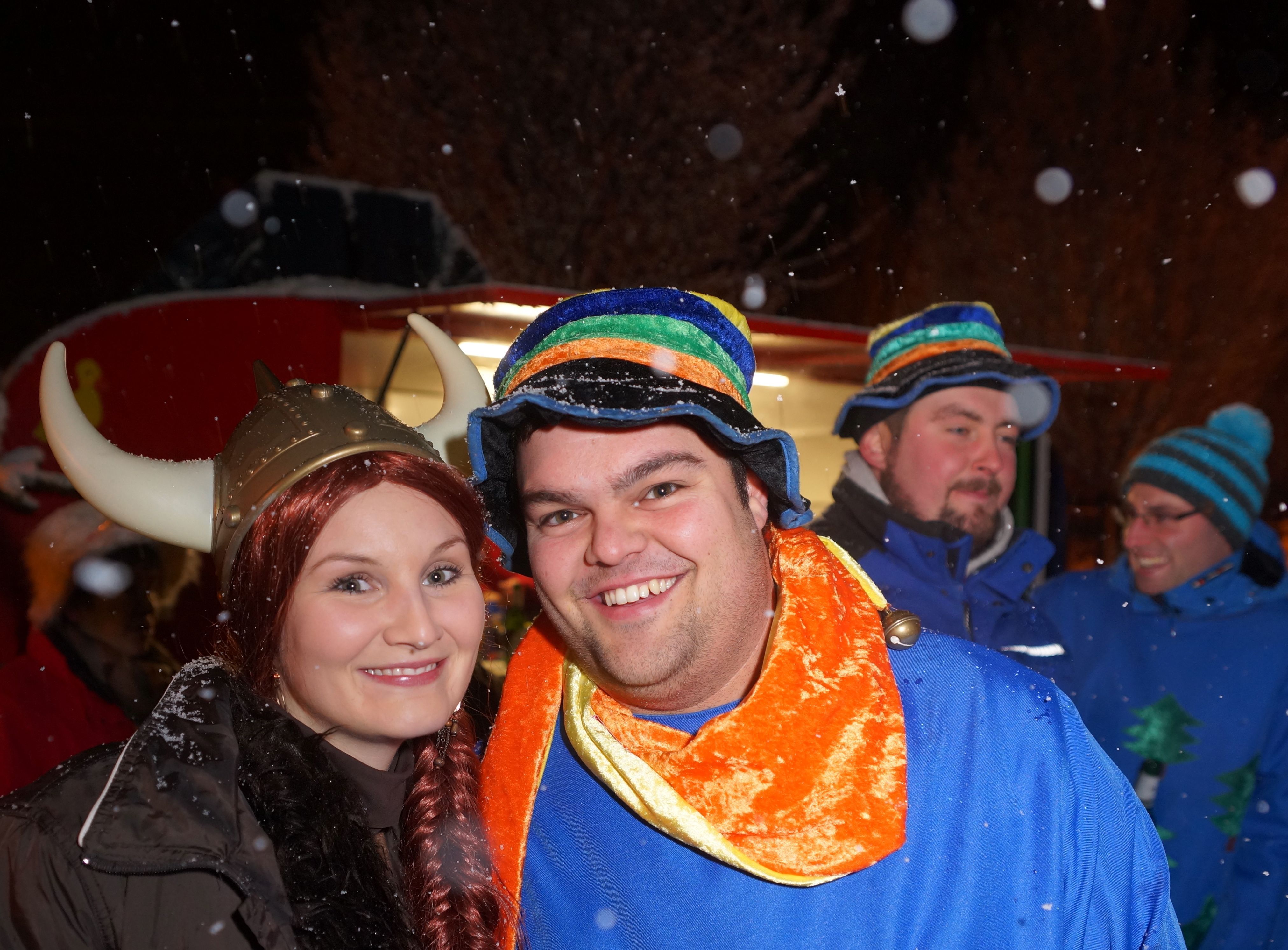 Kostümierung gilt überall als erwünscht. Beliebt ist im Fasching nach wie vor das exotische Motiv, ein fremdländisches Motto, der Exkurs in wärmere Gefilde, eine Reise in einstige Glanz-und Glitzer-Zeiten oder zu fernen Fantasie-Welten.