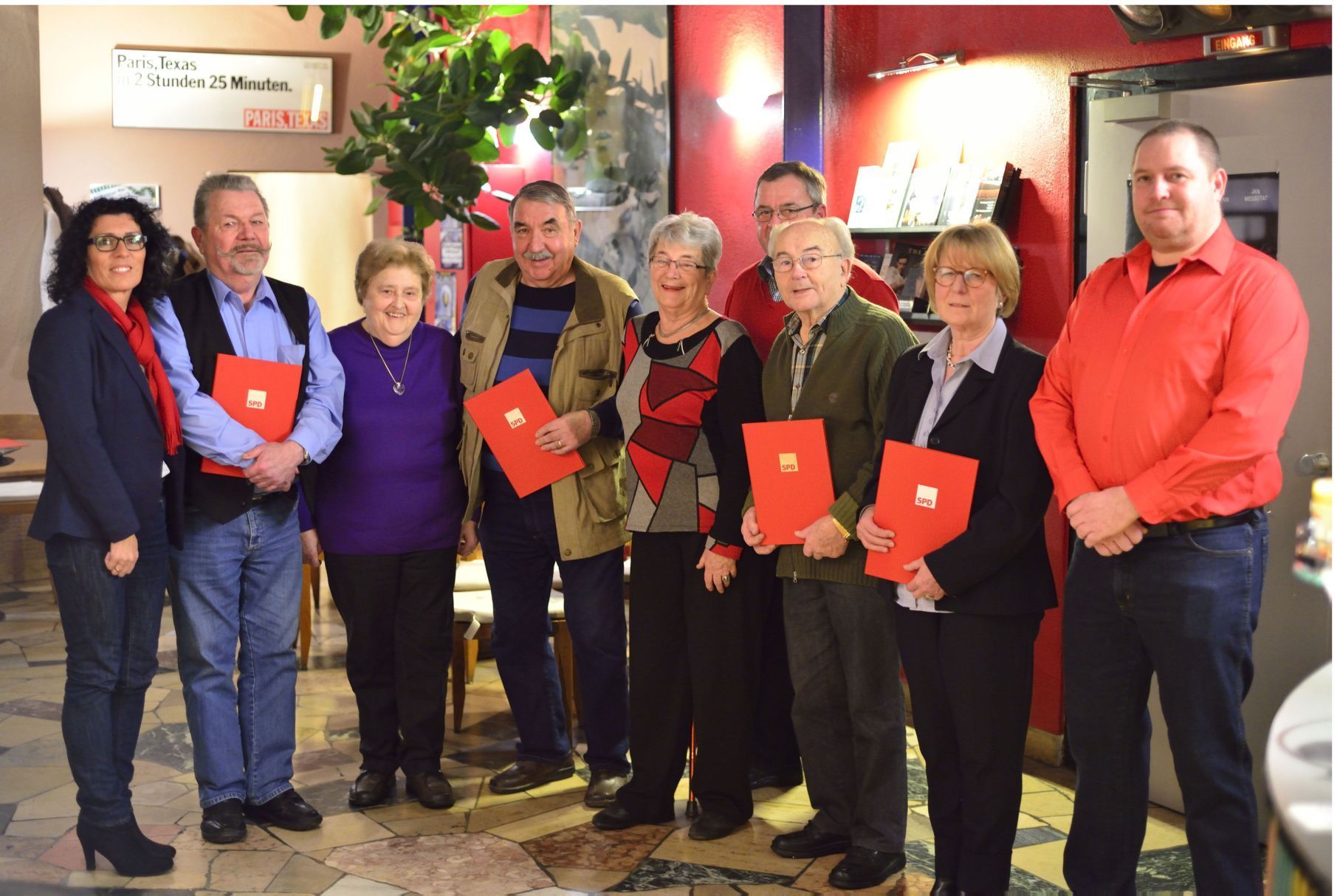 Für jahrzehntelange Treue zur SPD ehren Helga Raab-Wasse und ihr Stellvertreter Michael Mück (v.l.n.r.) Karlheinz Berninger (45 Jahre), Hanna Hahn, Kurt Bastian (beide 40), Karin Vogel (35), Horst Ziegler, Hermann Bartocha und Ingrid Kaiser (alle 40).