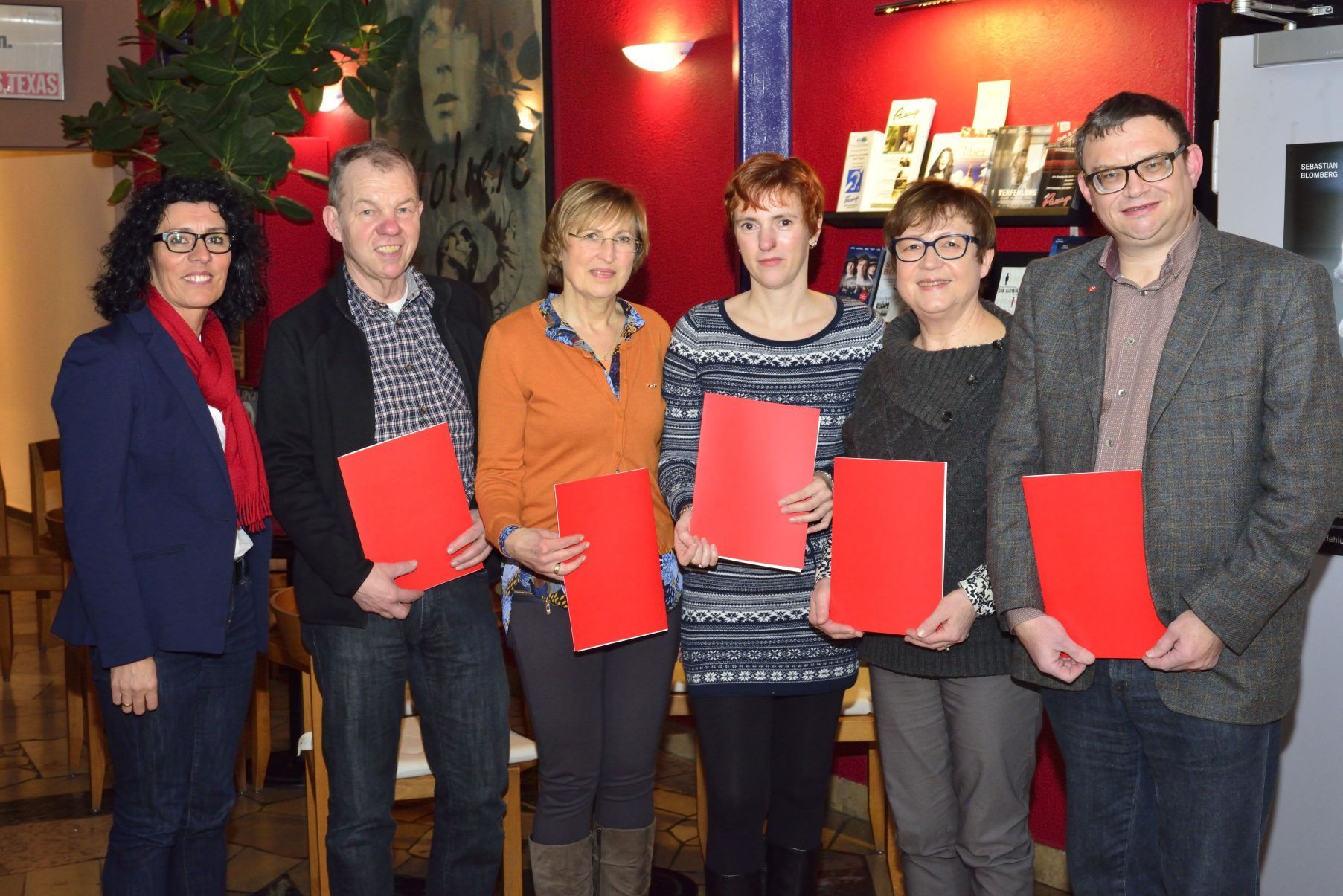 Die Ortsvorsitzende mit den langjährigen SPD-Mitgliedern (v.l.n.r.) Werner Hünerth (30 Jahre), Conny Großmann, Andrea Hirte, Karola Hausner und Gerd Bader (alle 25).