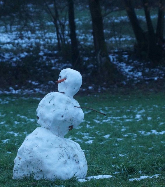 Schneemann schon in Schieflage.