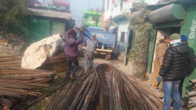 Verladen von Baumaterialien aus Dhading. | Foto: Joachim Merkle