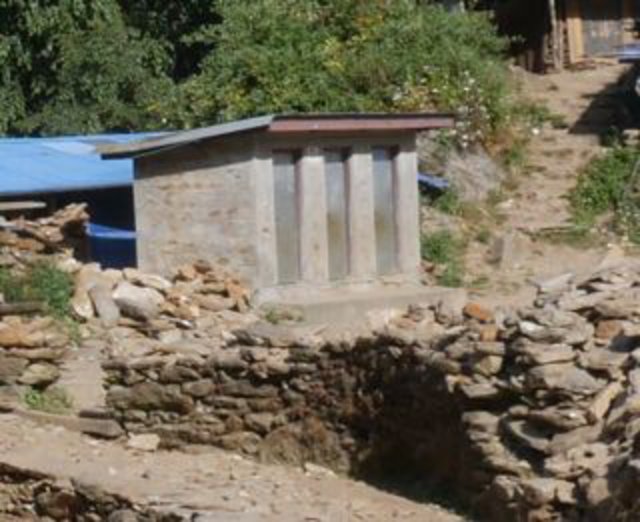 Lingio- Schultoilette in Stahlbetonträger-Bauweise hat das Erdbeben schadlos überstanden | Foto: Joachim Merkle