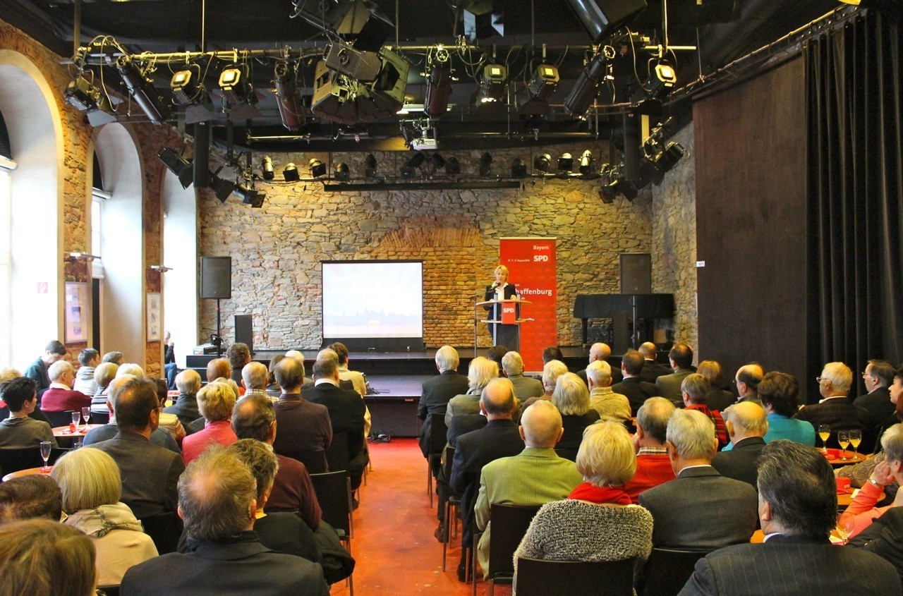 Stilvolles Ambiente beim diesjährigen Neujahrsempfang der
SPD Aschaffenburg bot das Hofgarten-Kabarett. In ihrer Eröffnungsrede ging die
Landtagsabgeordnete und Unterbezirksvorsitzende Martina Fehlner vor allem auf die Flüchtlingsproblematik ein.