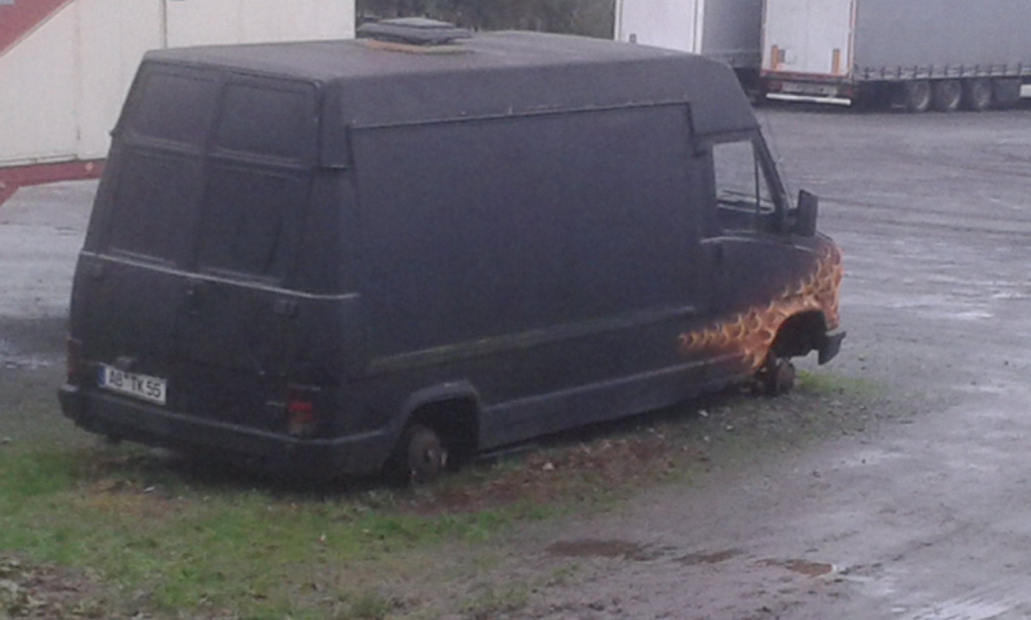 Der Schrott-Lieferwagen einen Tag vor Weihnachten.