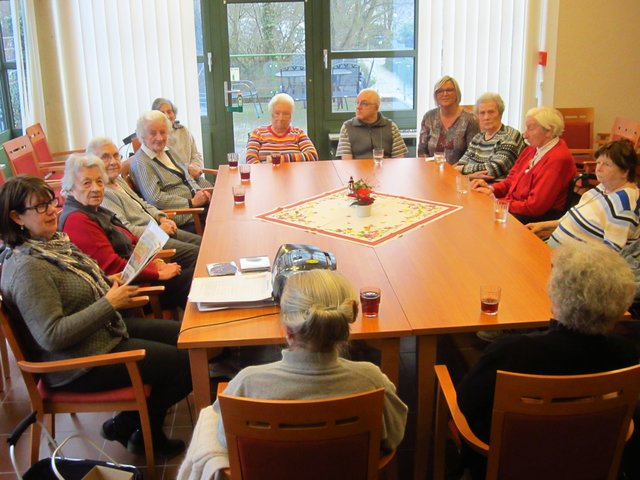 Gebannt lauschen die Senioren im Seniorenwohnstift Erlenbach den Ausführungen von Claudia Schüssler-Volz (vorne links). | Foto: Seniorenwohnstift Erlenbach