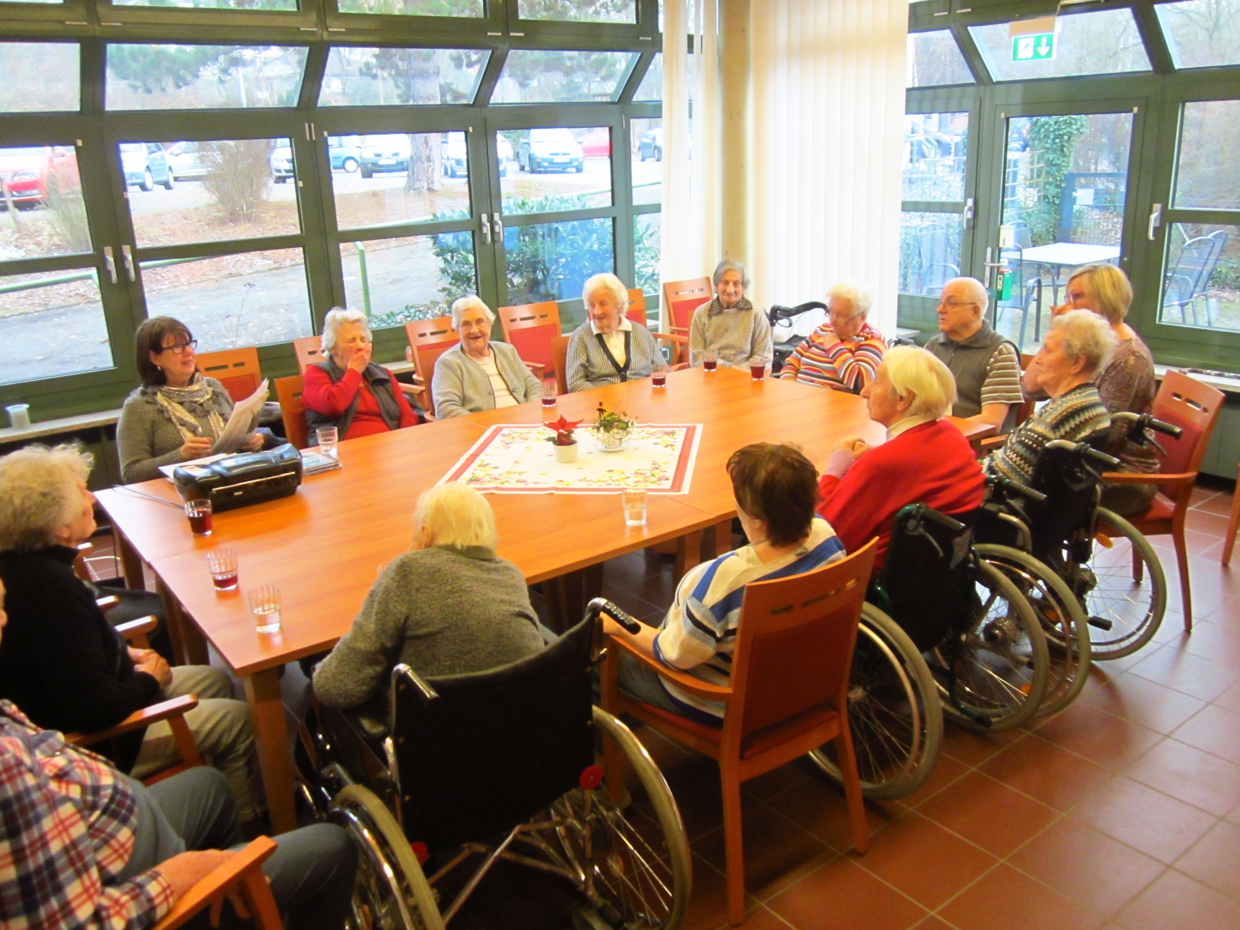 Die Vorlesestunden im Seniorenwohnstift Erlenbach mit Claudia Schüssler-Volz (hinten links) sind stets gut besucht.
