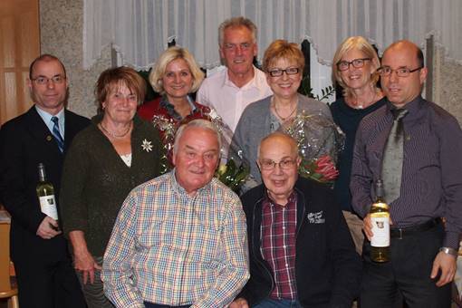 Vorsitzender Alexander Patzelt (40 J), Hannelore Baumgart (40 J), Birgit Gödde (25 J), Wolfgang Dühring (50 J.), 2. Vorsitzender Hans Wasse, Brigitta Lewerenz (25 J.), Richard Salzer (50 J.), Doris Petzak (30 Jahre BLSV-Nadel), Christian Patzelt (40 J), von links nach rechts
Bild: Gisela Ziemlich
