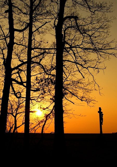 Mit dem Aschermittwoch beginnt die Fastenzeit, die aufgehende Februarsonne verweist auf den neuen Osterfestkreis.
