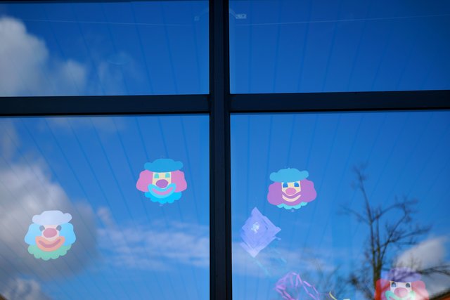 Clowns am Fenster.