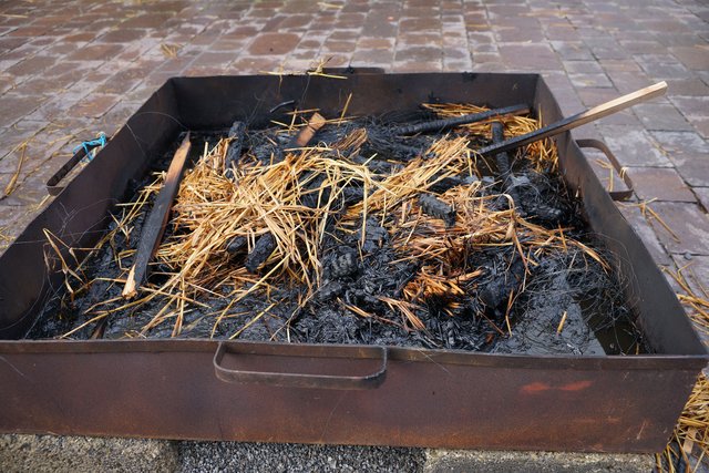 Der Fasching 2015/16 ist passé. Das Feuer ist erloschen. Asche bildet den Übergang zur beginnenden Fastenzeit.