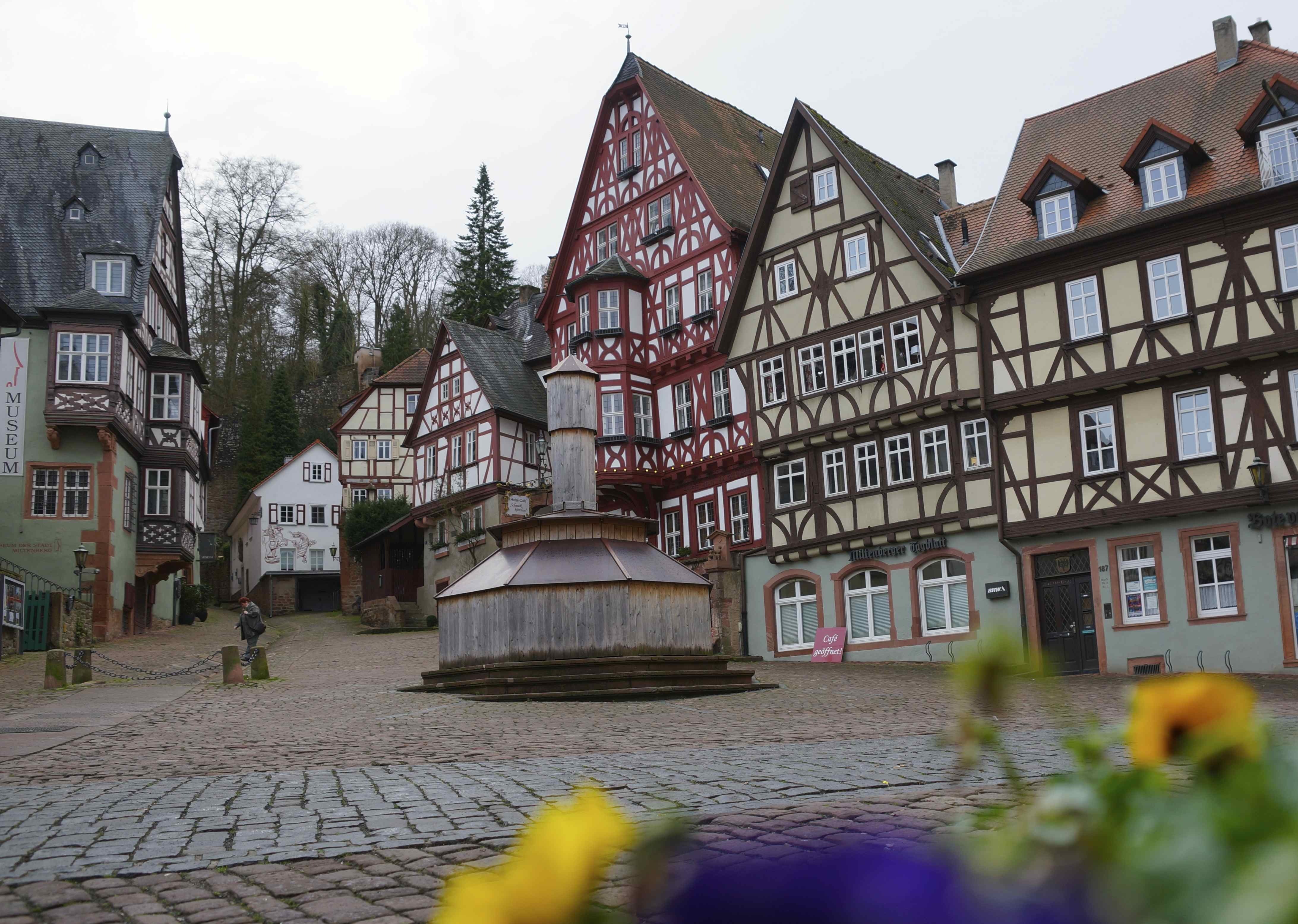 Mal ganz minimalistisch und ohne parkende Autos: Marktplatz in Miltenberg.