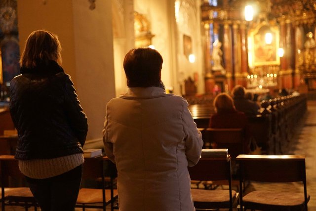 In der römisch-katholischen Kirche gilt der Aschermittwoch als strenger Fast- und Abstinenztag. An ihm sollen alle Erwachsenen auf Fleisch verzichten und nur eine sättigende  Mahlzeit zu sich nehmen. Außerdem gilt für die Gläubigen die Teilnahme an einem Gottesdienst am Aschermittwoch als verpflichtend.