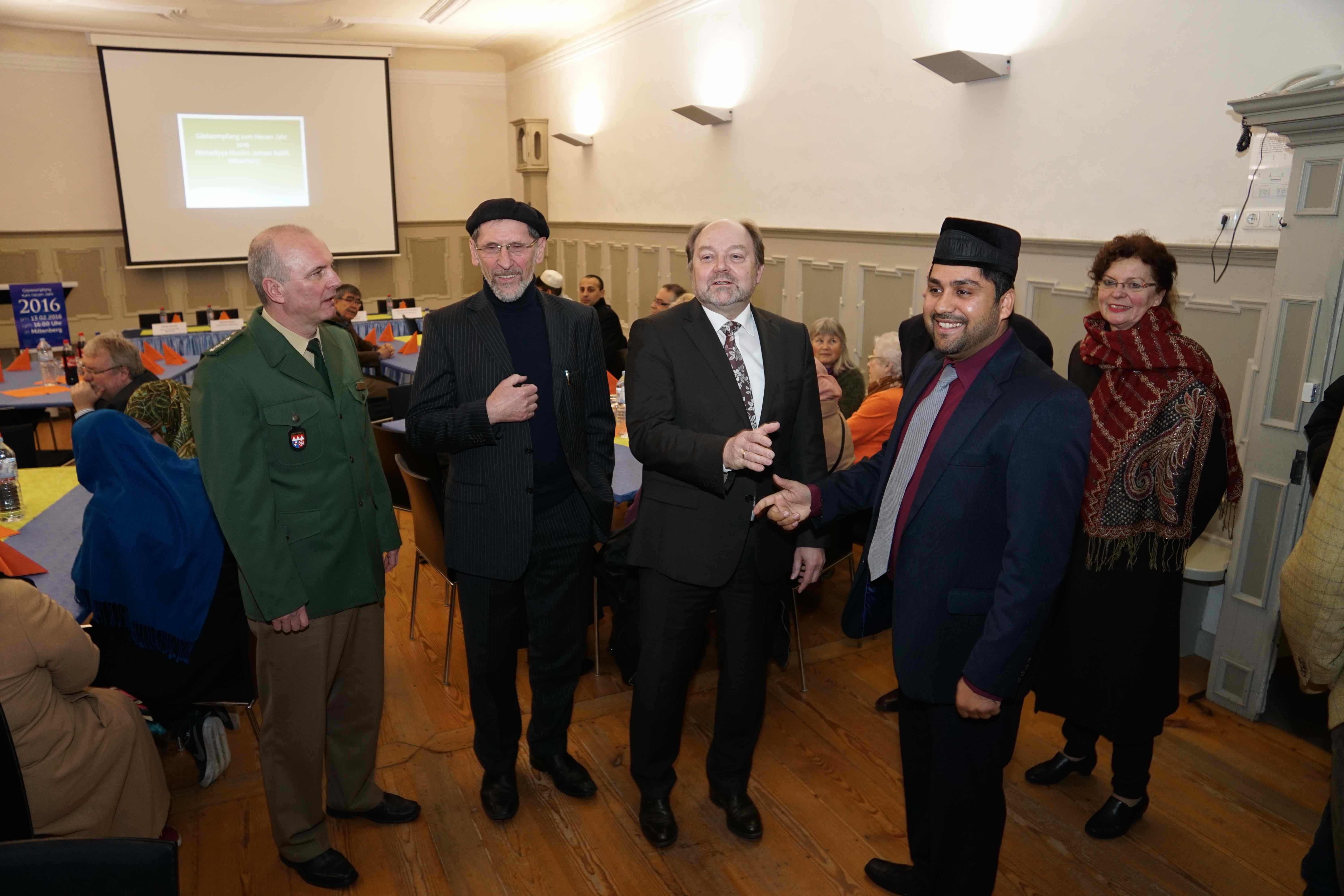 Bürgermeister Demel freute sich darüber und lobte die bisherige gelungene und vorbildliche Kooperation zwischen Stadt, Muslimen und Ahmadiyya-Gemeinde.